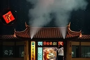 晨光列车都市情感剧横版剧照，清晨站台与列车车头
